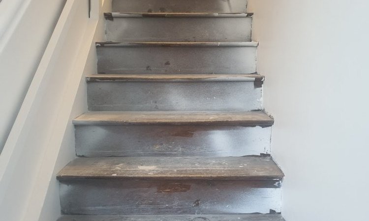 Ponçage et vitrification d'un escalier à Beynost